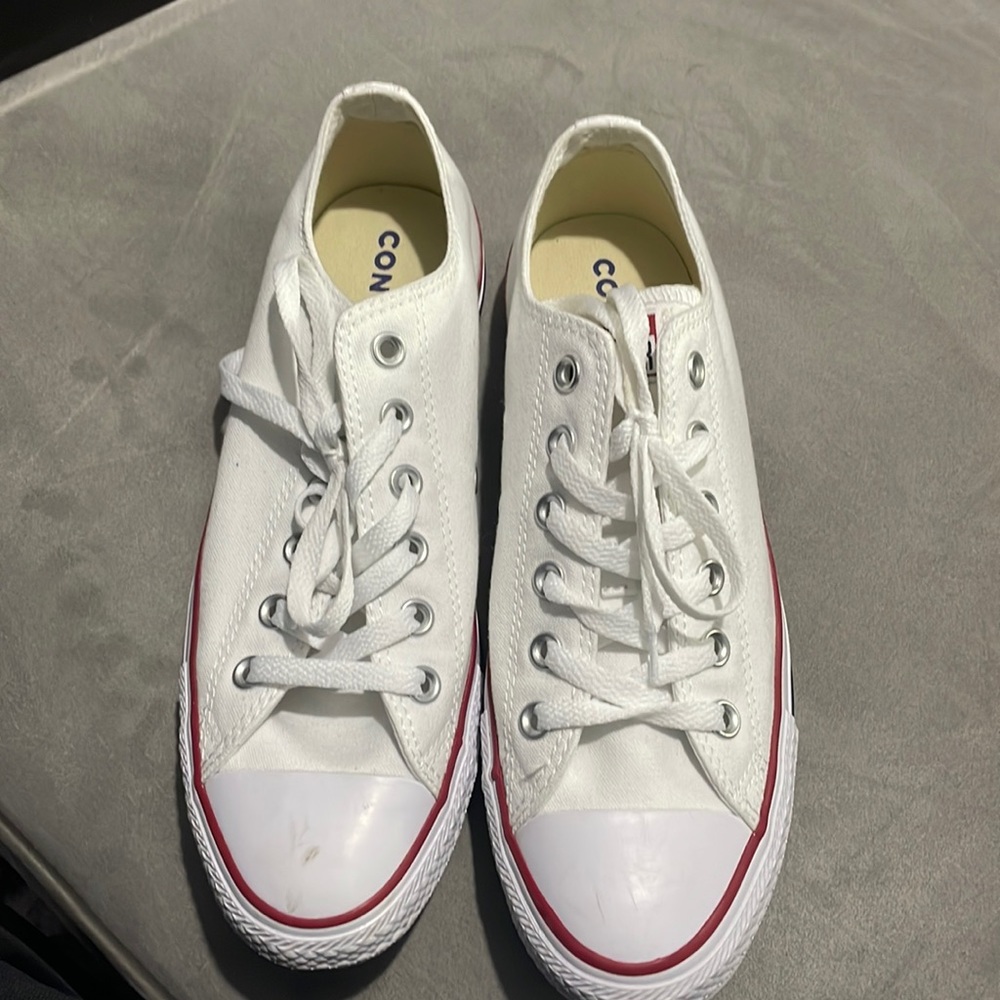 White Low top chuck Taylor’s. Men’s 7 & women’s 9